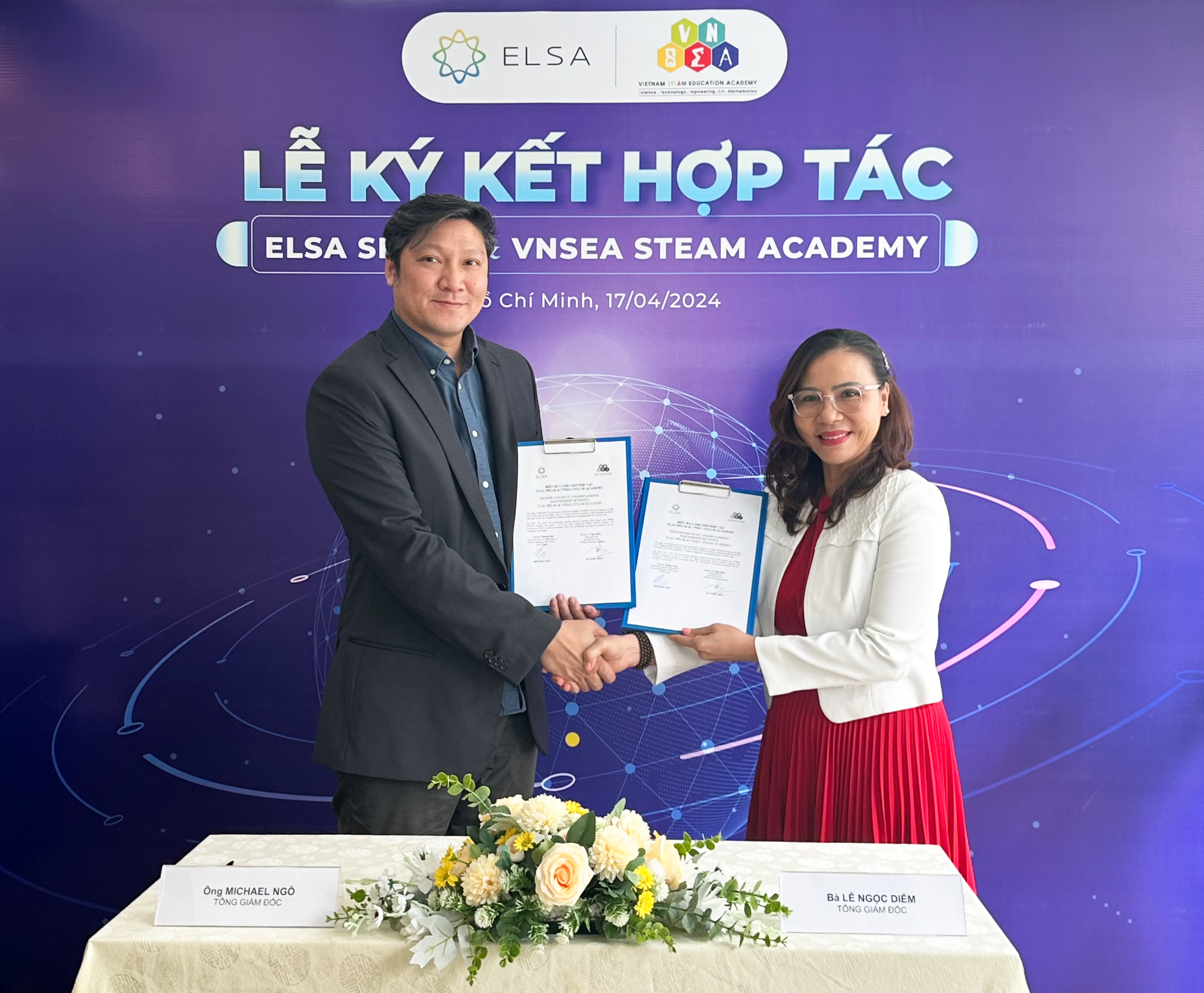 Đại diện VNSEA STEAM Academy và ELSA kỷ niệm buổi ký kết hợp tác.