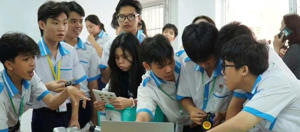 Đơn Vị Triển Khai Phòng STEM: Quy Trình Chuyển Giao & Vận Hành Phòng STEM 4 Học sinh tại lớp học STEM