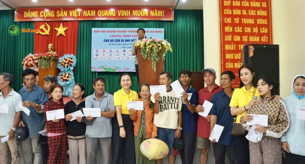 Bizmo Đồng Hành Cùng Chương Trình "Hành Trình Sẻ Chia" – Hỗ Trợ Bà Con Vùng Lũ Phú Yên 2025 7 Hình ảnh chương trình Hành trình sẻ chia tại Phú Yên