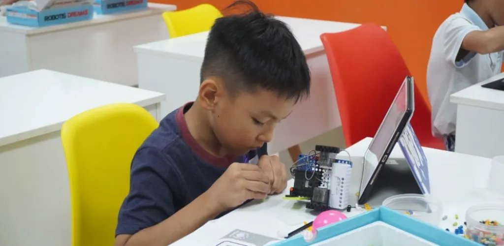 Giáo Dục STEAM Là Gì? Xu Hướng Giáo Dục Toàn Diện Năm 2026 2 Hình ảnh trẻ tham gia lớp học STEAM (1)