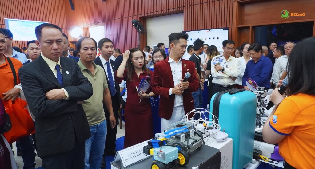 SME VIỆT NAM 2026: DIỄN ĐÀN KINH TẾ TÂY BẮC SÀI GÒN 5 Khách mời hào hứng trải nghiệm robot và các thiết bị STEM tại gian hàng Bizmo (1)