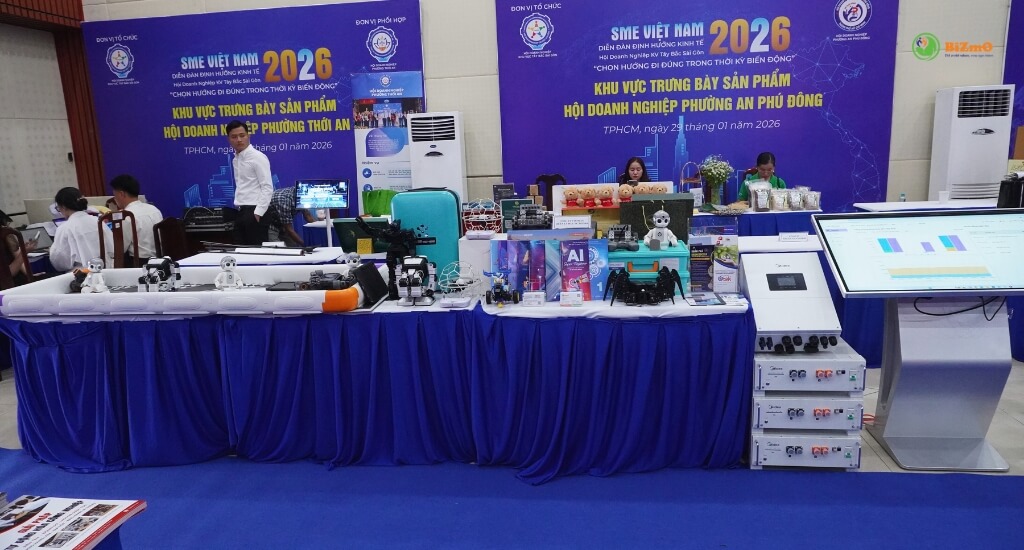 SME VIỆT NAM 2026: DIỄN ĐÀN KINH TẾ TÂY BẮC SÀI GÒN 3 Khách mời hào hứng trải nghiệm robot và các thiết bị STEM tại gian hàng Bizmo (3)