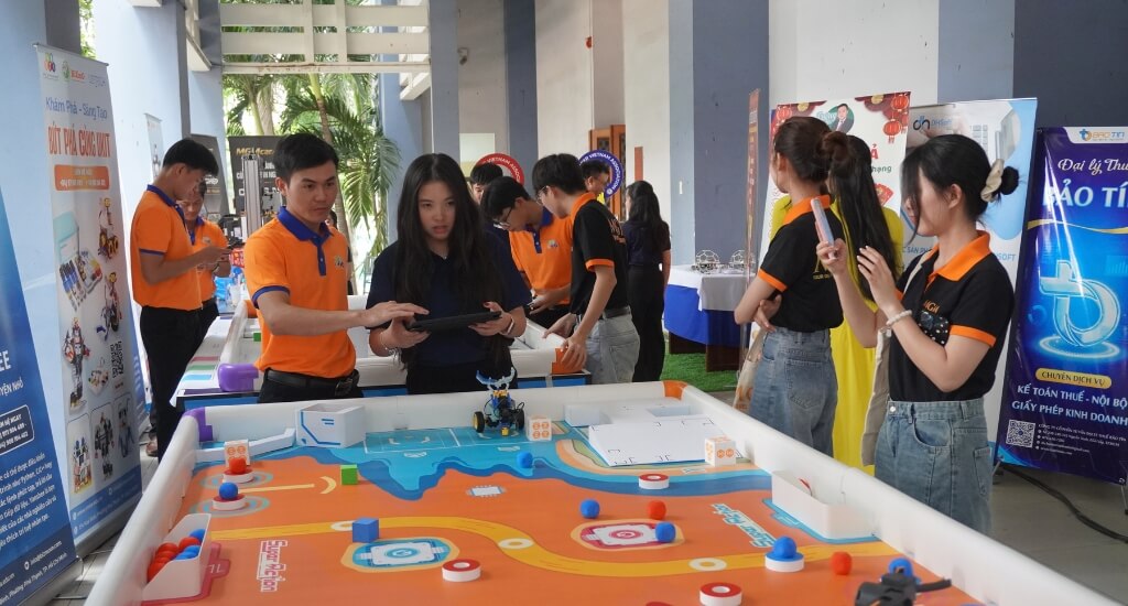 SME VIỆT NAM 2026: DIỄN ĐÀN KINH TẾ TÂY BẮC SÀI GÒN 7 Khách mời hào hứng trải nghiệm robot và các thiết bị STEM tại gian hàng Bizmo (4)