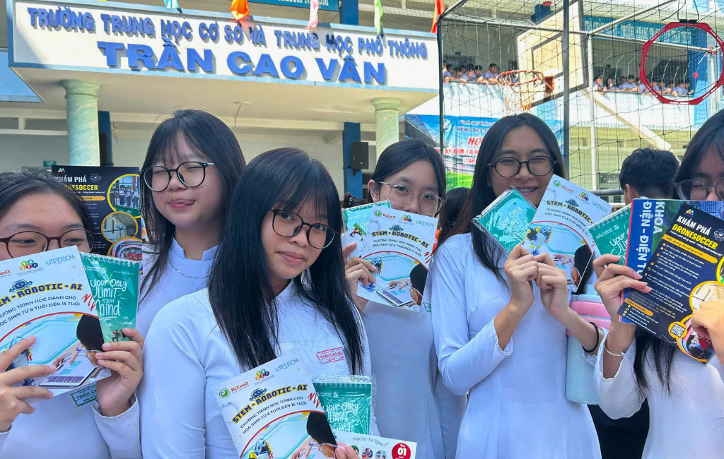 Bùng nổ sân chơi trải nghiệm Drone và Robot AI cùng BiZmO tại Trường THCS - THPT Trần Cao Vân 7 Trải nghiệm Drone và Robot AI tại trường THCS - THPT Trần Cao Vân, học sinh hào hứng tìm hiểu tài liệu về Drone Soccer và AI Robotics.