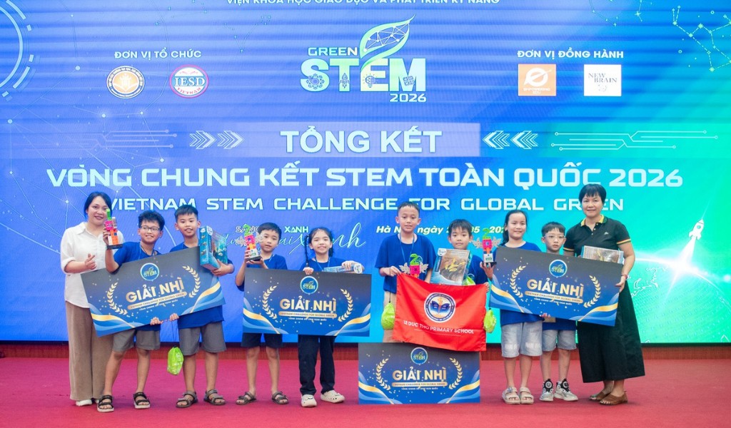 Chung Kết Green STEM 2026: Kết Quả & Giải Pháp Phòng STEM 3 Hình ảnh các đội thi STEM nhận giải nhì tại cuôc thị GREEN STEM 2026