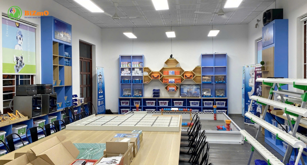 Máy in 3D giáo dục: Thiết bị cần thiết cho Makerspace trường học 4 Phòng STEM Robotics thực tế với thiết bị học tập, bàn thực hành, robot giáo dục và không gian Makerspace cho trường học.