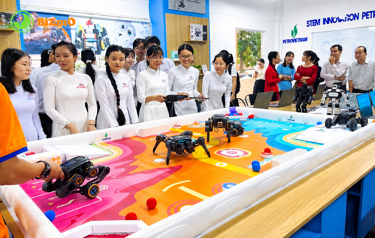 Học liệu STEM là gì? Vì sao trường học không nên chỉ mua thiết bị? 7 Học sinh trải nghiệm điều khiển robot trong bài học STEM